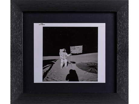 NASA-Fotografie mit Flagge auf dem Mond